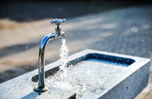 A conta de água é uma despesa significativa para os condomínios, especialmente para os que não possuem hidrômetros individuais.