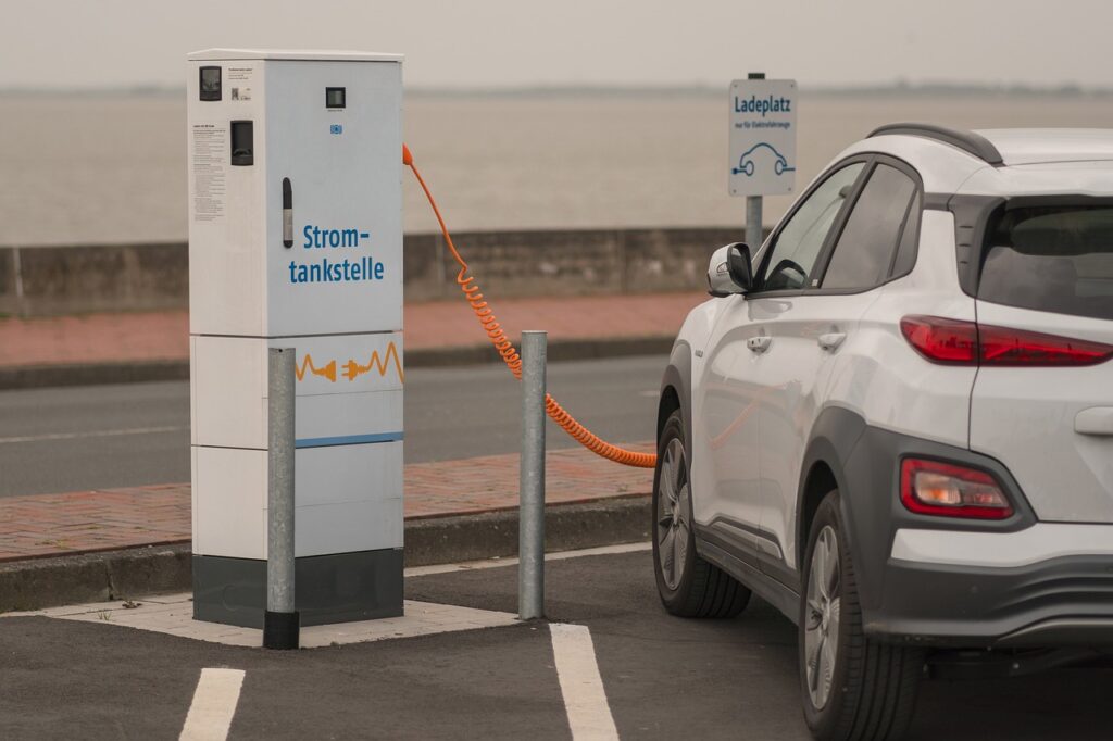 A popularização dos carros elétricos trouxe uma série de benefícios para o meio ambiente, mas também impôs novos desafios, especialmente para condomínios.