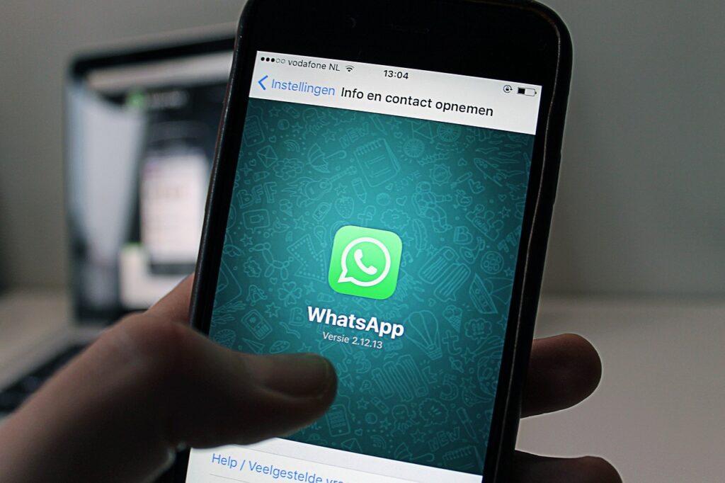 Os grupos de WhatsApp se tornaram uma ferramenta essencial para facilitar a comunicação em condomínios.