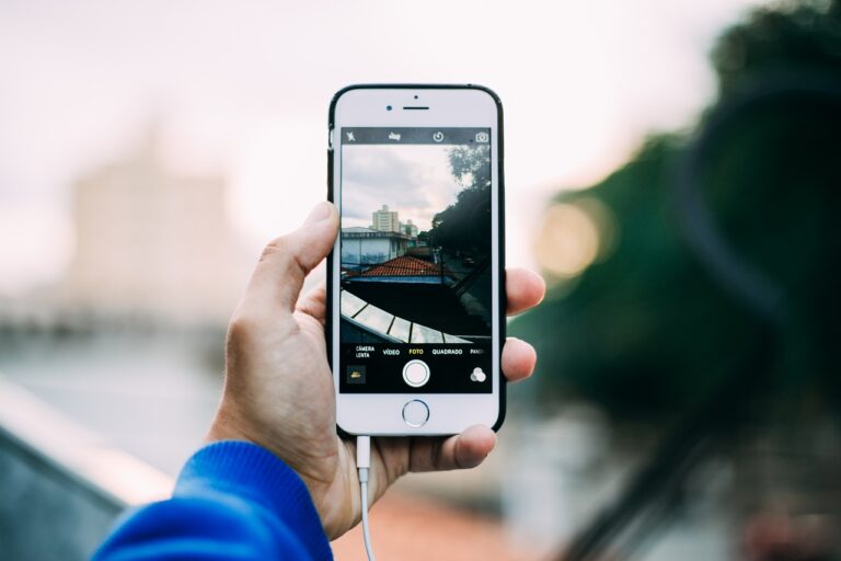 o avanço tecnológico e o uso crescente de smartphones têm tornado mais comuns as filmagens em áreas comuns