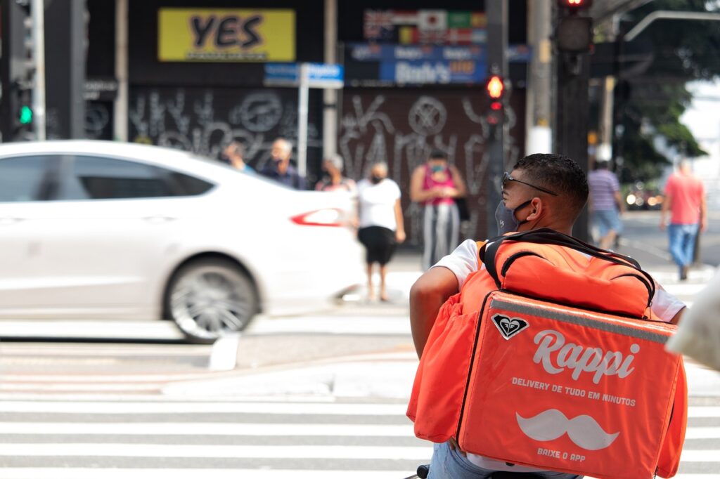 Nos últimos anos, a demanda por delivery em condomínios cresceu de forma acelerada. O que antes era uma facilidade esporádica, hoje se tornou uma necessidade diária para milhares de moradores.