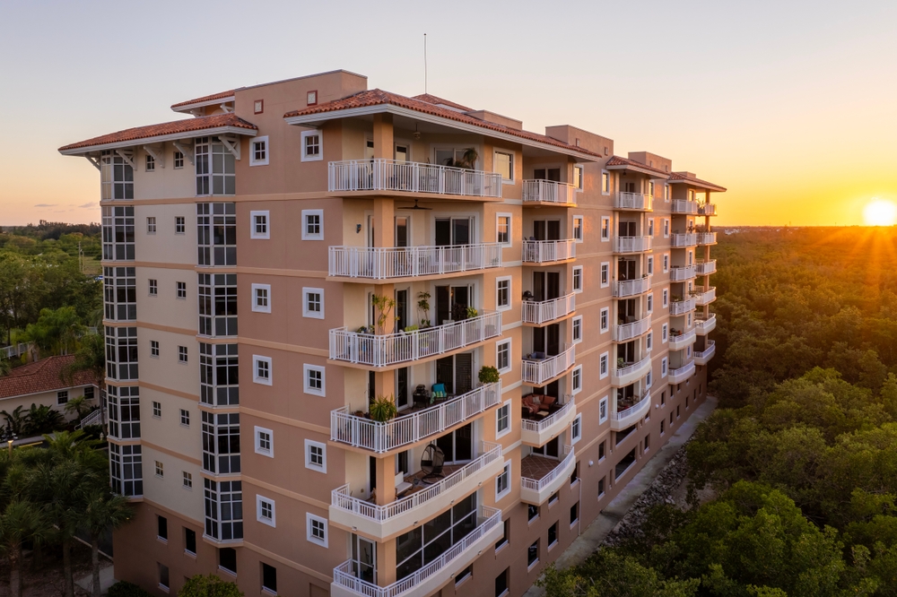 Escolher a melhor plataforma de gestão condominial é uma decisão estratégica para síndicos e administradoras que desejam otimizar processos, melhorar a comunicação com os moradores e reduzir falhas operacionais.