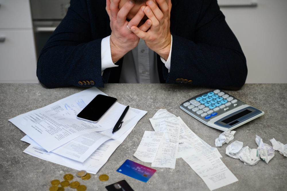 A inadimplência condomínio representa um risco crescente à saúde financeira de prédios residenciais.
