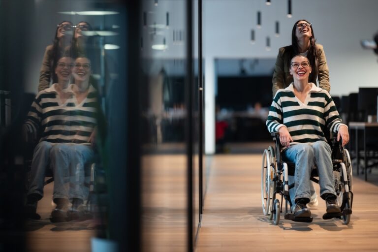 Acessibilidade de PCDs é essencial para eliminar barreiras em áreas comuns. Descubra como adaptar seu condomínio.