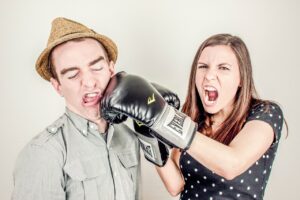Sofre com agressão entre moradores no condomínio? Descubra estratégias práticas para resolver conflitos e garantir segurança.