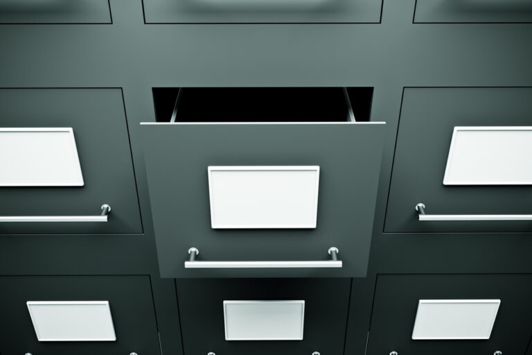 O dossiê jurídico é um dos instrumentos mais estratégicos da administração condominial, pois concentra toda a base legal que sustenta decisões, contratos e responsabilidades do condomínio.