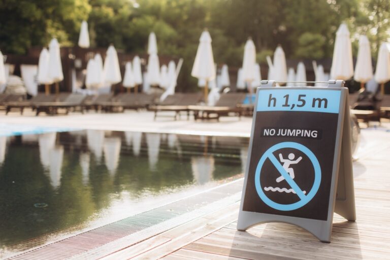 O aumento de visitantes, o uso mais intenso das áreas comuns e a flexibilização da rotina fazem com que reforçar regras seja uma ação estratégica, não apenas corretiva.