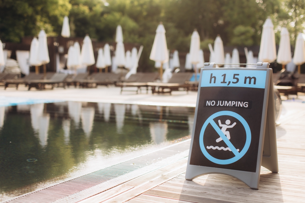 O aumento de visitantes, o uso mais intenso das áreas comuns e a flexibilização da rotina fazem com que reforçar regras seja uma ação estratégica, não apenas corretiva.