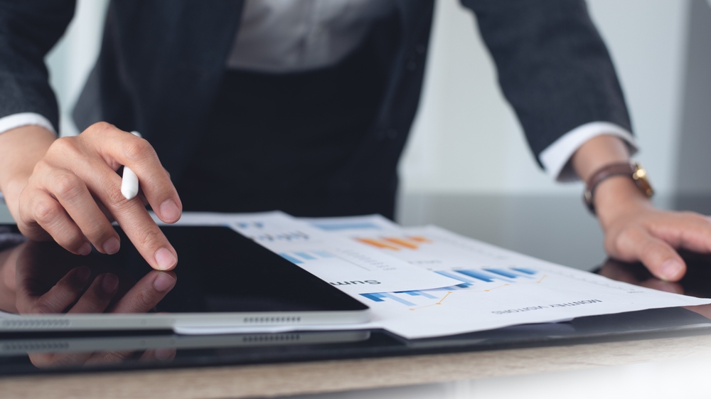 Quando documentos ficam espalhados em e-mails, pastas físicas ou dispositivos pessoais, o risco de perda aumenta consideravelmente.