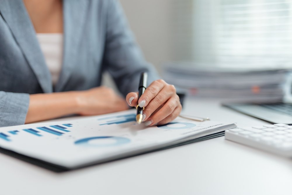 A parte financeira exige atenção redobrada. Primeiramente, valide se as receitas lançadas correspondem aos boletos efetivamente pagos.