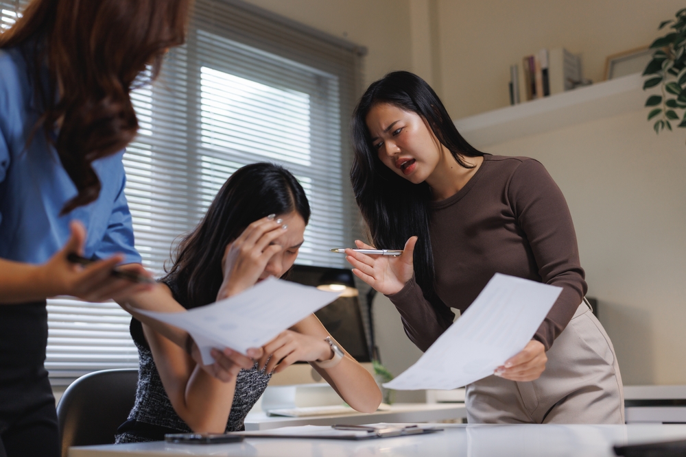 Processar a própria gestão impacta diretamente o clima interno. Conflitos judiciais costumam dividir moradores e gerar insegurança administrativa.