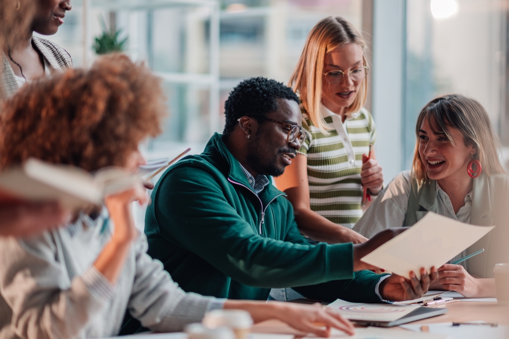 Nem toda deliberação exige o mesmo quórum. Mudanças estruturais, por exemplo, costumam demandar maioria qualificada. Já aprovações de contas seguem critérios diferentes.