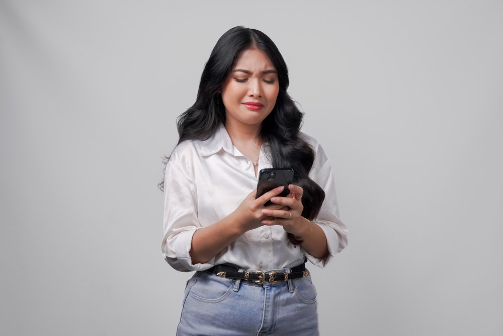 Comunicar é importante, mas prevenir é ainda melhor. Placas informativas, lembretes digitais e regras visíveis nas áreas comuns ajudam moradores e visitantes a entender limites rapidamente.