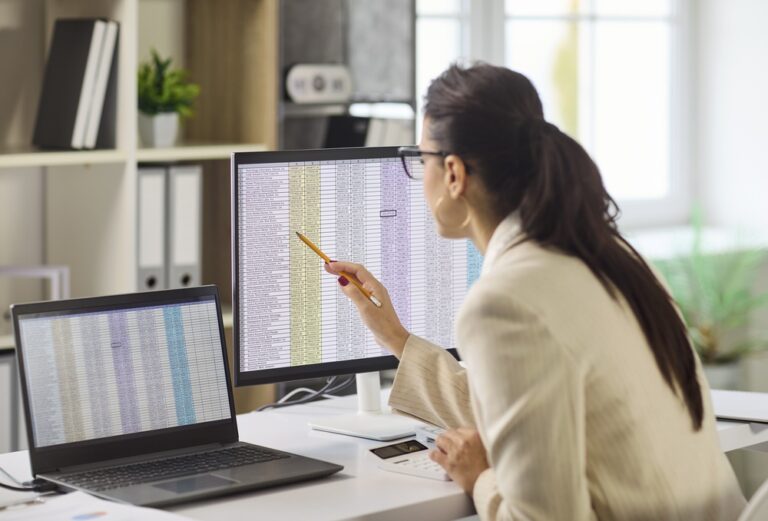 Ao comparar planilhas e plataformas especializadas, muitos síndicos ainda ficam em dúvida sobre qual caminho seguir.