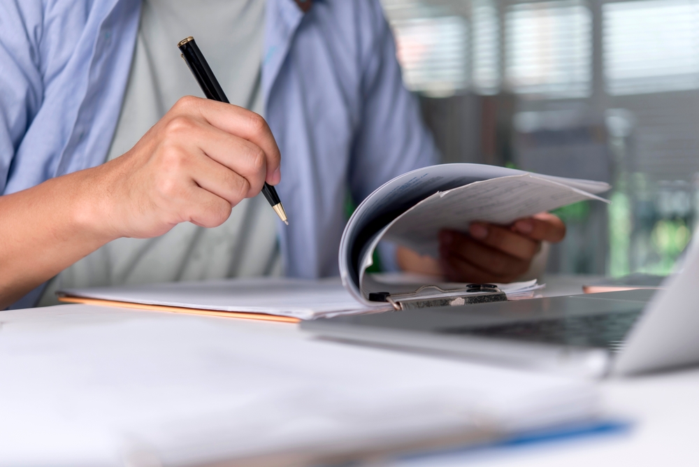 Uma ata bem elaborada vai muito além de um simples registro de reunião. Ela sustenta decisões importantes, protege o condomínio juridicamente e garante transparência para todos os envolvidos.