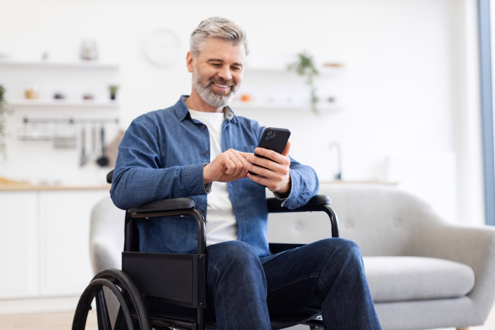 Depois dos acessos, a circulação interna merece atenção especial. Corredores, halls e caminhos precisam estar livres, organizados e bem iluminados.