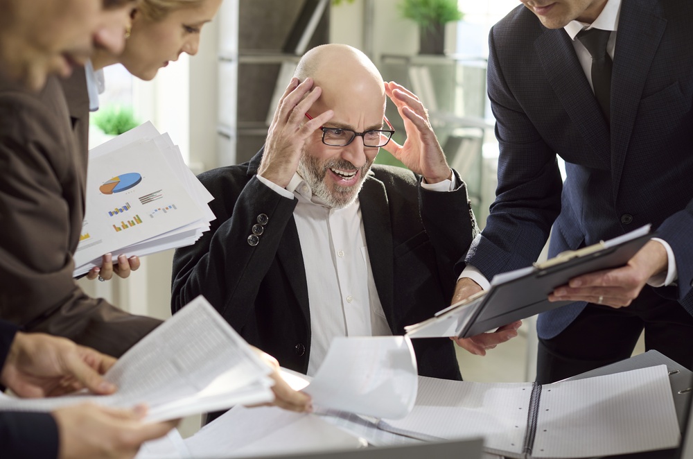 Gerenciar dados financeiros, comunicados e ocorrências exige precisão e consistência. As planilhas não oferecem mecanismos avançados de validação.