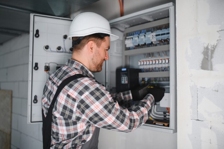 As instalações elétricas em áreas comuns exigem atenção constante, pois qualquer falha pode gerar riscos graves, prejuízos financeiros e até acidentes.