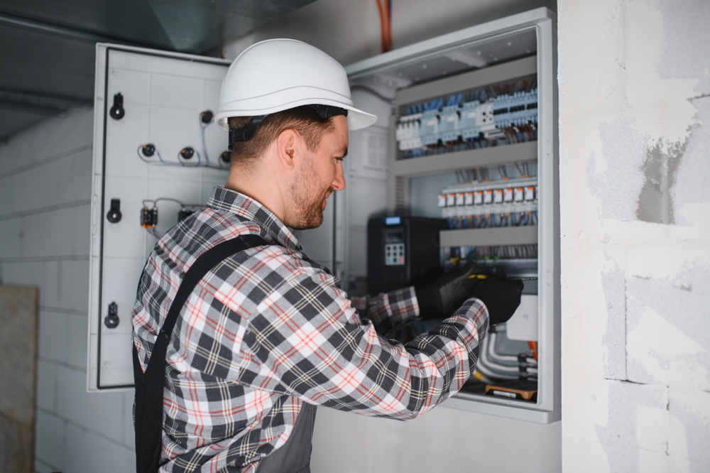 As instalações elétricas em áreas comuns exigem atenção constante, pois qualquer falha pode gerar riscos graves, prejuízos financeiros e até acidentes.