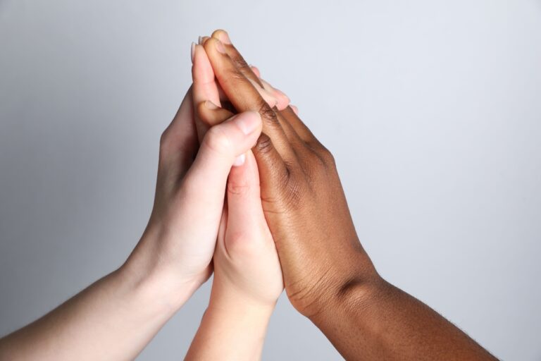 nfelizmente, situações envolvendo discriminação ainda acontecem em muitos empreendimentos e podem causar impactos profundos tanto para as vítimas quanto para a comunidade.