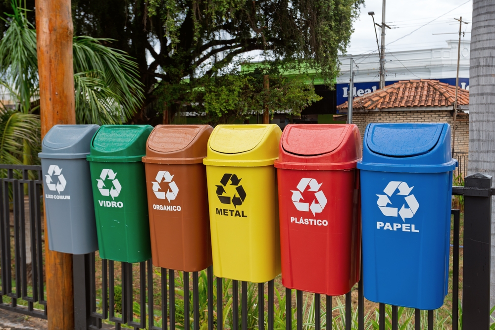 Lixo e recicláveis fazem parte da rotina de qualquer condomínio, mas o descarte incorreto pode provocar mau cheiro, sujeira, desperdício de materiais e conflitos entre moradores.